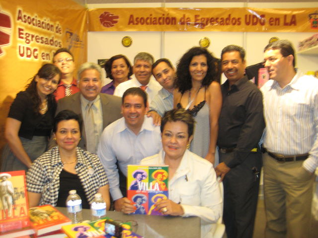 Nietas de Pancho Villa en nuestro stand firmando libros.